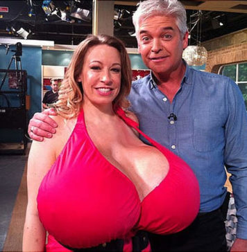 Самая большая искусственная грудь: Челси Чармс