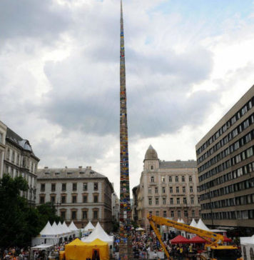 Самая высокая башня из LEGO: 450 000 деталей