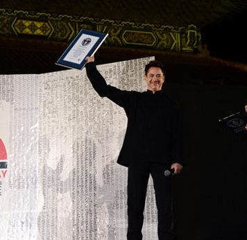 Открытку с самым большим количеством подписей получил Роберт Дауни-младший