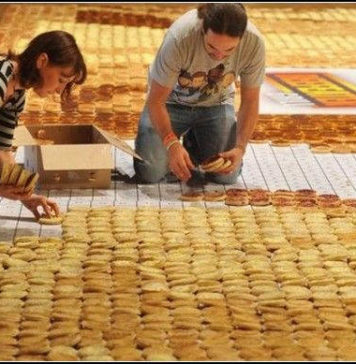 Самая большая картина из пончиков