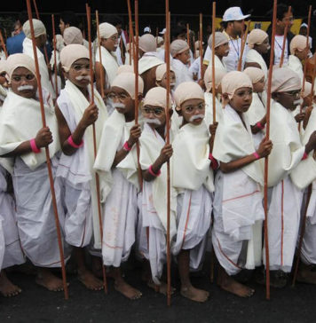 Самый массовый флешмоб в костюмах Махатма Ганди