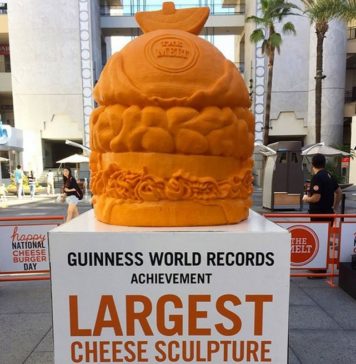 Самая большая скульптура из сыра