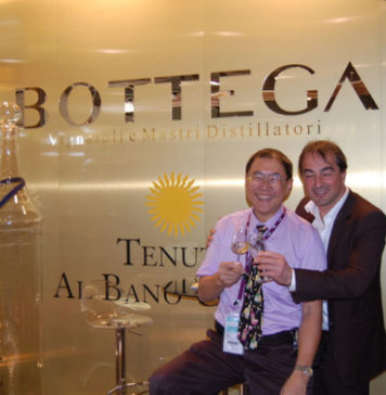 Самые большие бутылка граппы и скатерть