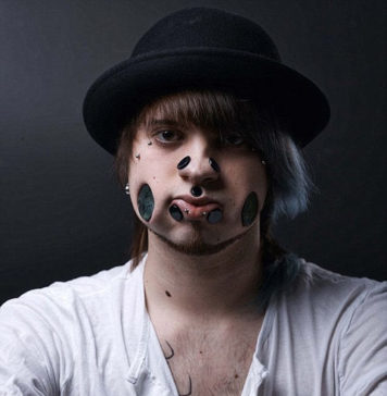 Человек с самым большим в мире количеством тоннелей на лице