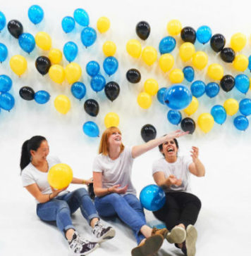 Самое большое количество воздушных шаров, висящих на статическом электрозаряде