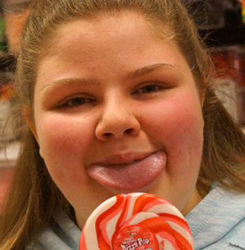 Самый широкий женский язык Самый широкий женский язык Emily Schlenker