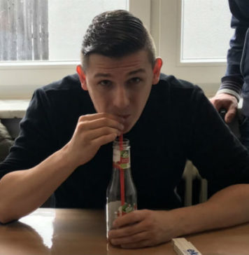 Андре Ортольф - самое быстрое выпивание бутылки кетчупа