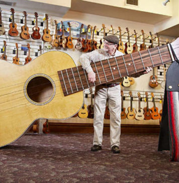 Самая большая гавайская гитара