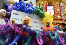 Самый длинный боа из перьев