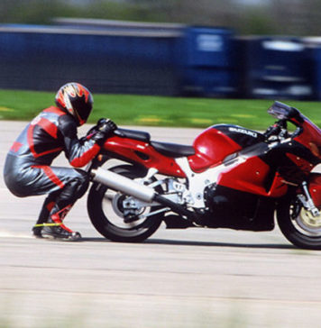 САМАЯ ВЫСОКАЯ СКОРОСТЬ ПРИЦЕПИВШИСЬ ЗА МОТОЦИКЛ